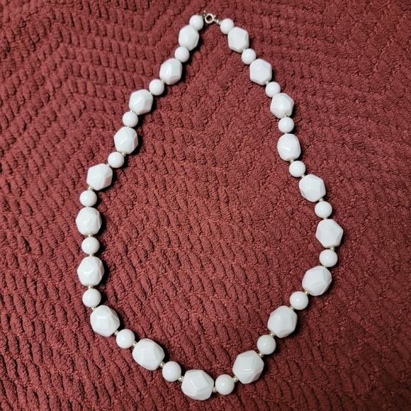 Chunky White Vintage Necklace with Clasp - Picture 3 of 6